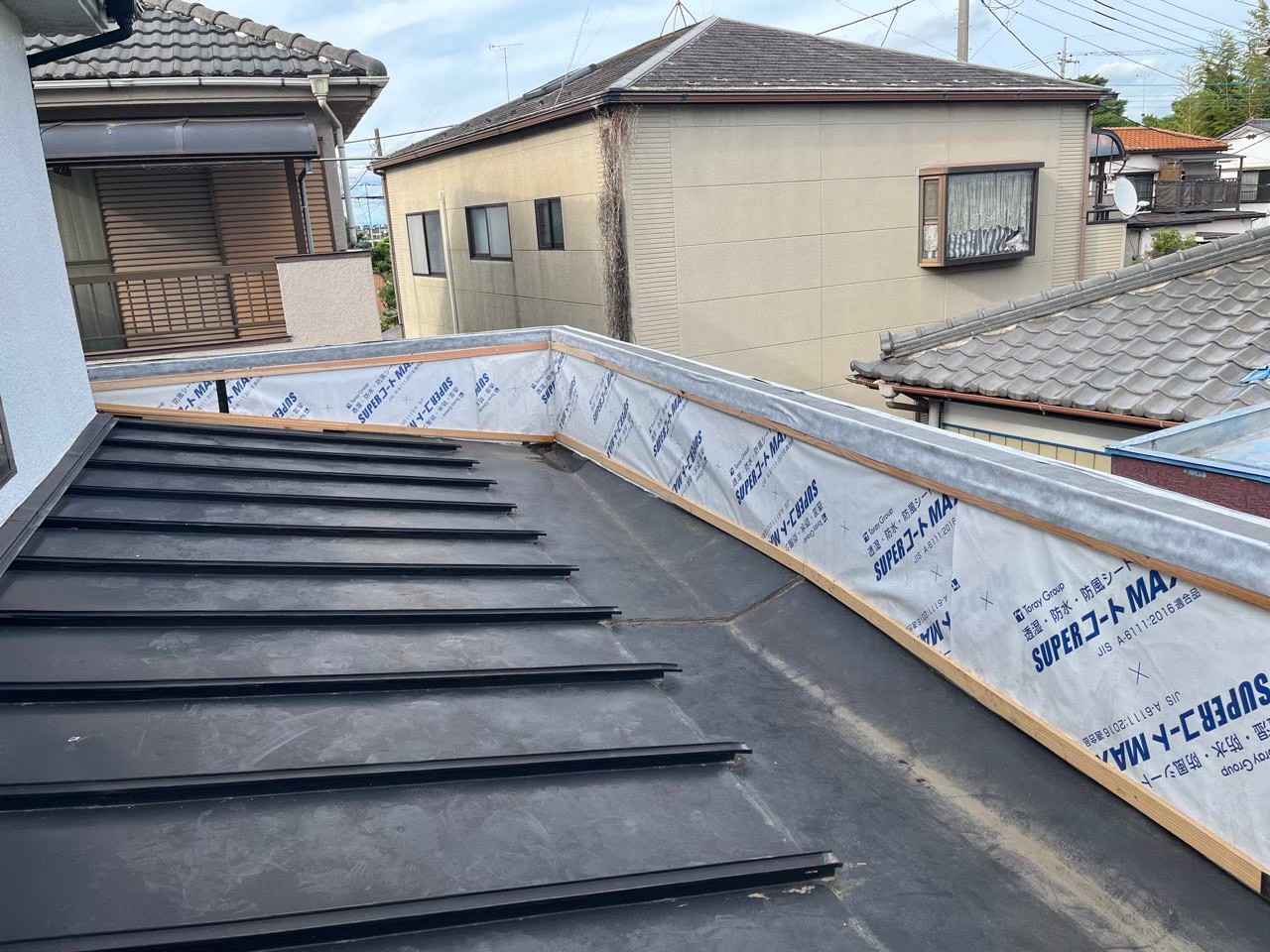 春日部市の住宅 新しい下地木材と防水シートを施工した屋根の端部