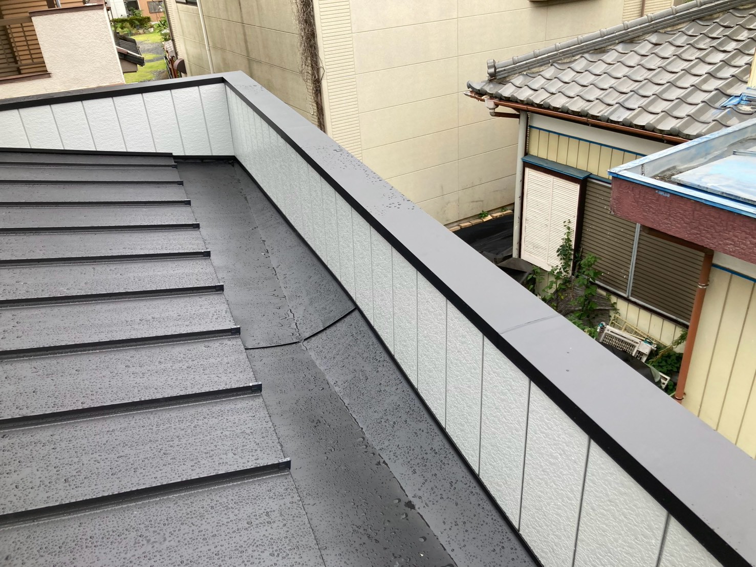 春日部市の住宅 ガルバリウム鋼板の笠木を取り付けた施工後