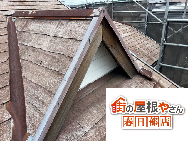 杉戸町の住宅 施工前のスレート屋根の棟とケラバ