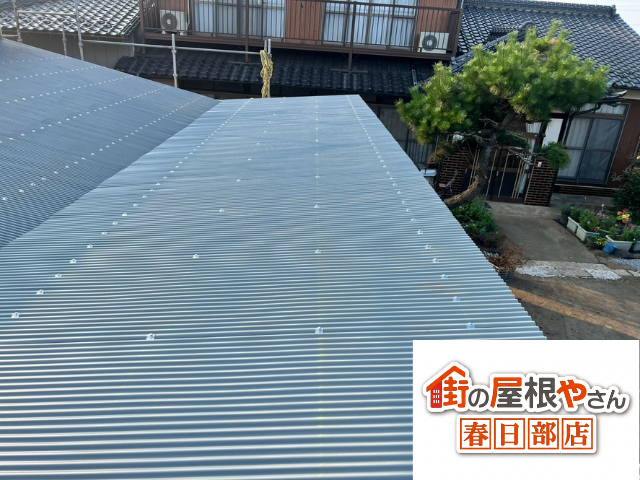 蓮田市の住宅 新しい波板に張り替えた物置の屋根