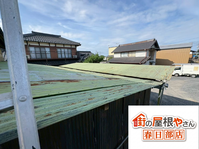 蓮田市の物置 色あせた波板屋根