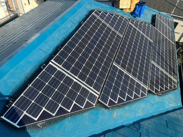 越谷市の住宅 屋根に太陽光パネルを並べて設置した施工後