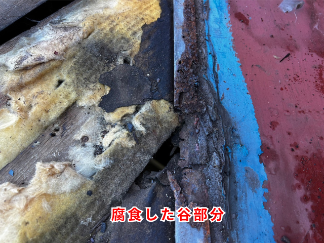 越谷市の住宅 腐食が進んだトタン屋根の谷部分