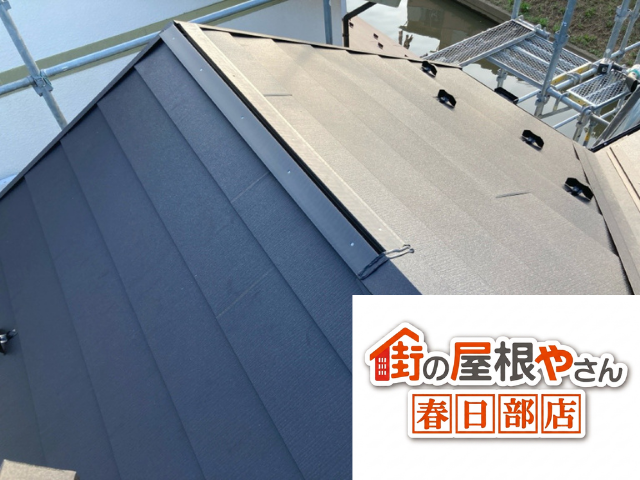 春日部市の住宅 新しい屋根材を葺いたあと棟を施工している様子