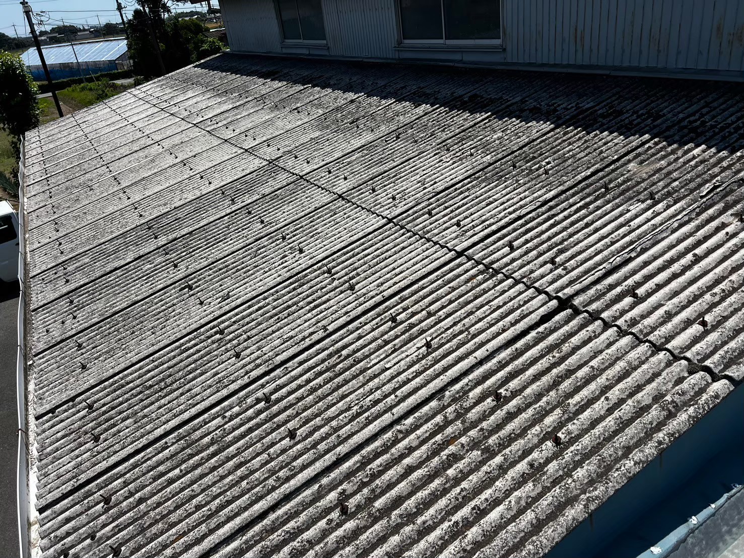 幸手市の住宅 苔とサビで黒ずんだ施工前の波形屋根