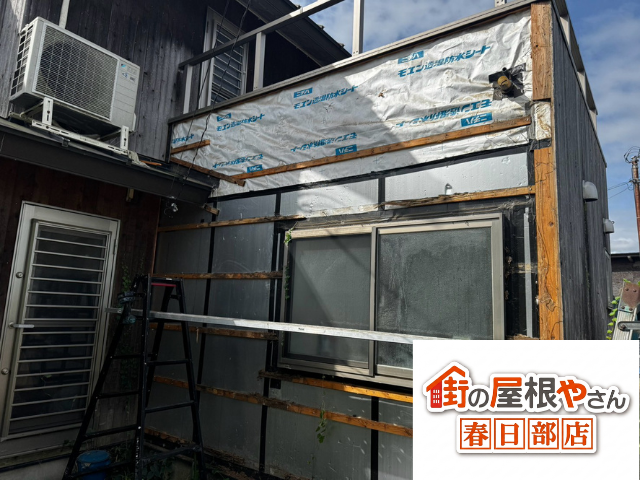 久喜市の住宅 外壁の下地に防水シートを張った工事中の様子